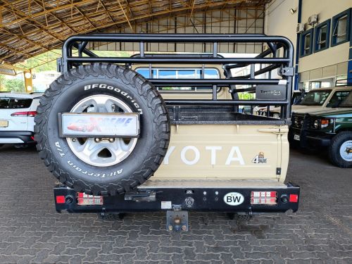 Toyota Land Cruiser V8 LX in Botswana