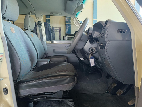 Toyota Land Cruiser 4.5 V8 LX in Botswana