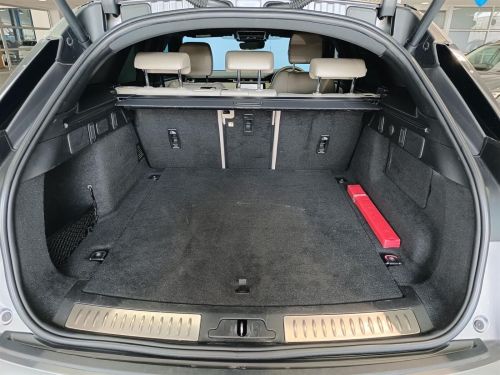 Land Rover Range Rover Velar D300 R-Dynamic SE in Botswana