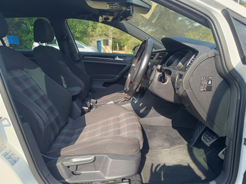 Volkswagen Golf 7 GTi 2.0L DSG in Botswana