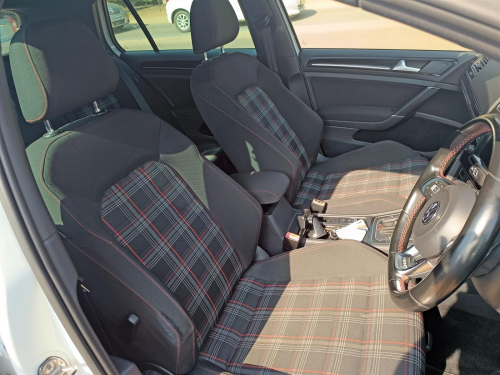 Volkswagen Golf 7 GTi 2.0L DSG in Botswana