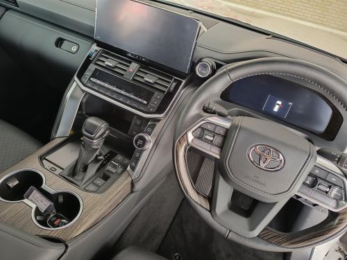 Toyota Land Cruiser 300 ZX 3.3TD in Botswana