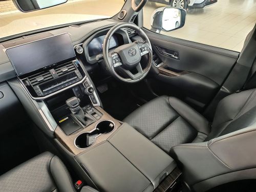 Toyota Land Cruiser 300 ZX 3.5P V6 in Botswana