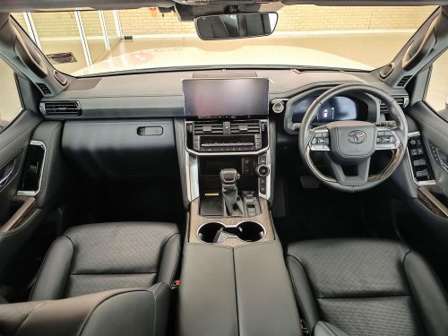 Toyota Land Cruiser 300 ZX 3.5P V6 in Botswana