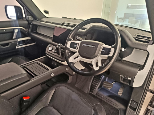 Land Rover Defender 110 3.0D 221kW D300 X-Dynamic HSE in Botswana