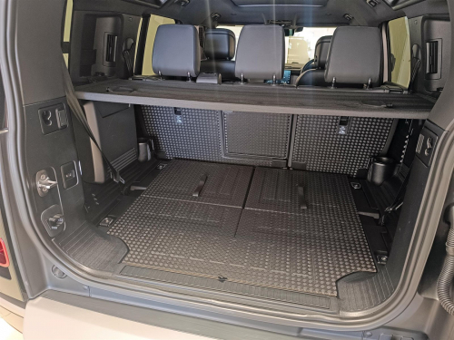Land Rover Defender 110 3.0D 221kW D300 X-Dynamic HSE in Botswana
