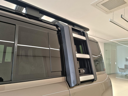 Land Rover Defender 110 3.0D 221kW D300 X-Dynamic HSE in Botswana